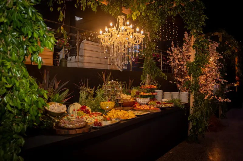 Mesa de buffet montada em casamento no jardim, à noite