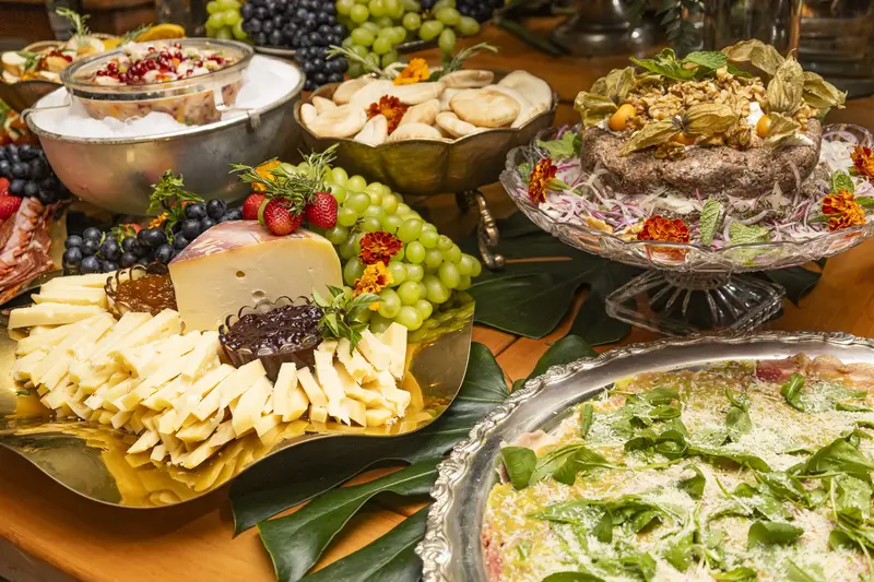 Mesa de frutas, queijos e frios do Antônia Buffet