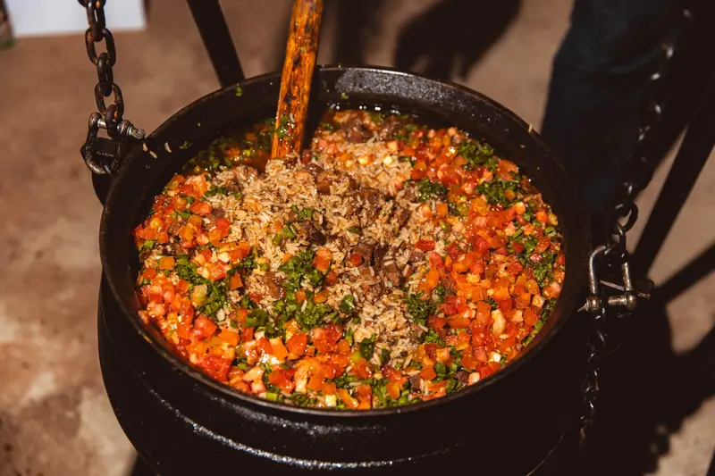 Paella preparada no tacho durante o evento