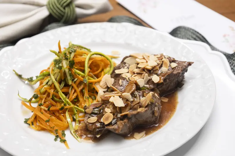Prato de carne com legumes e lâminas de amêndoa